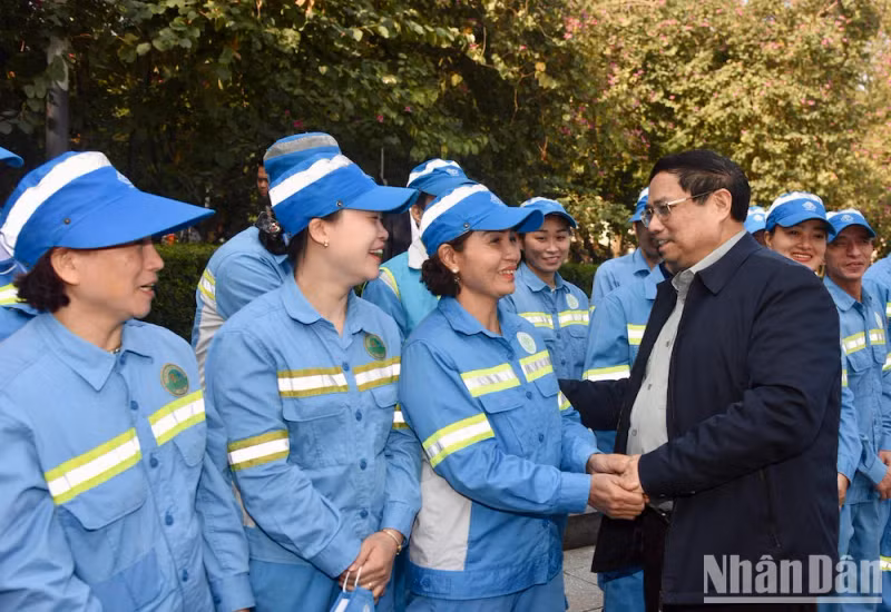政府总理范明正和河内城市环境一人有限责任公司工作人员。 政府总理范明正和河内城市环境一人有限责任公司工作人员。