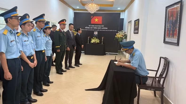 防空空军学院代表团在吊唁簿上留言。