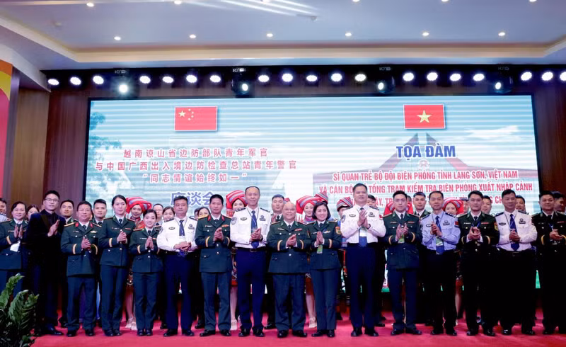 双方代表合影。（图片来源：bienphong.com.vn）