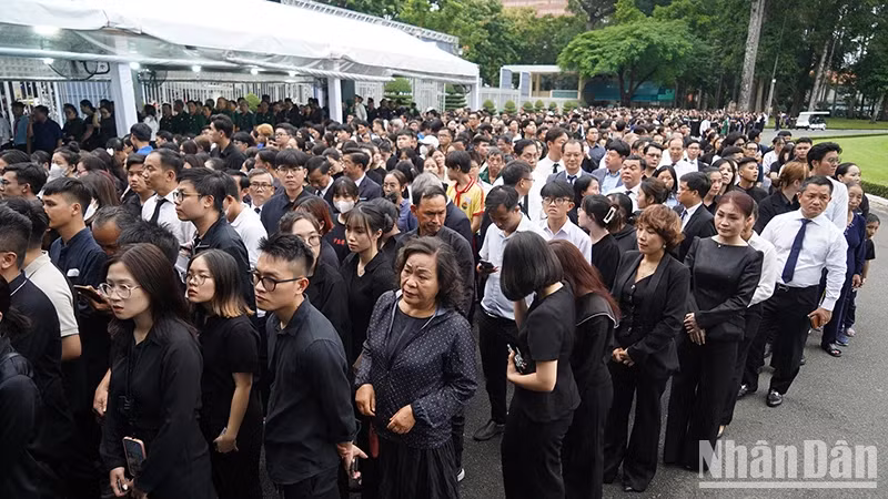 许多部门、行业、团体代表前来吊唁阮富仲总书记。