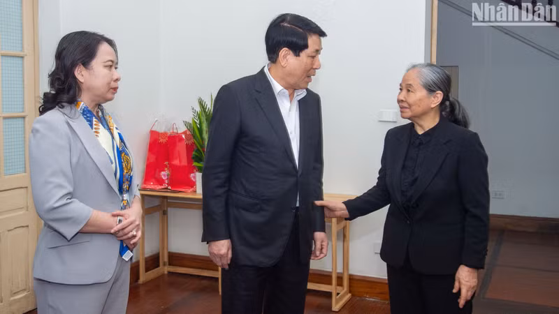 国家主席梁强看望慰问已故总书记阮富仲夫人吴氏敏。