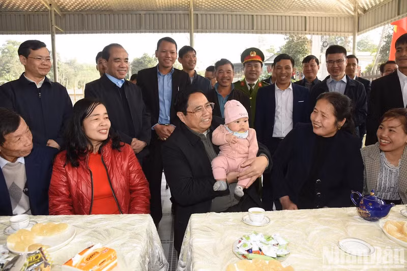 范明正总理走访并向安置区人民致以新年祝福。