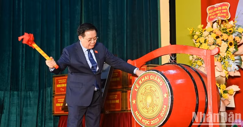 国会主席王廷惠在T78友谊学校打鼓迎2023-2024新学年。