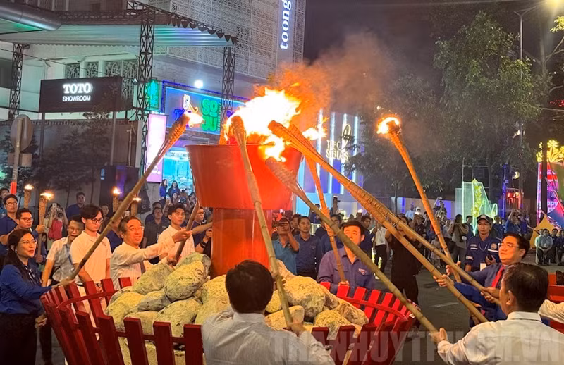 各位代表一起参加2024年胡志明市青年节开启动仪式。（图片来源：dangcongsan.vn）