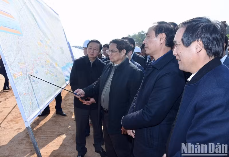 范明正总理检查宣光—富寿高速公路建设投资项目。