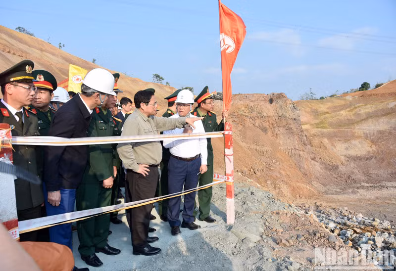 范明正总理对和平水电站扩建项目进行实地考察。