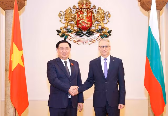 越南国会主席王廷惠会见保加利亚总理尼古拉·登科夫。（图片来源：青年报）