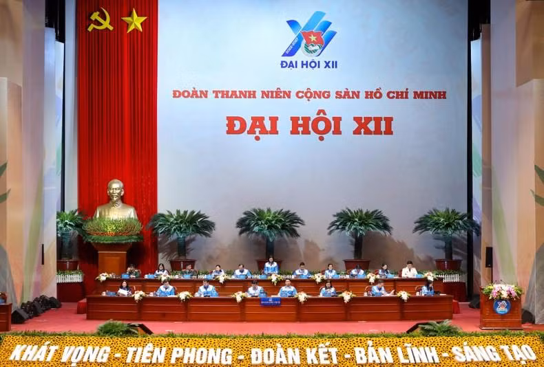 大会主席团。