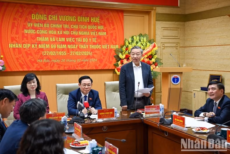 公安部部长苏林发表讲话。
