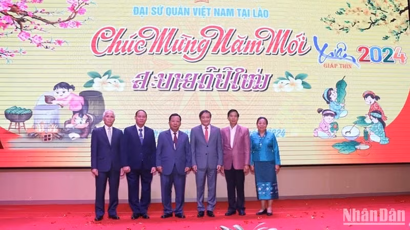 越南和老挝领导代表合影。