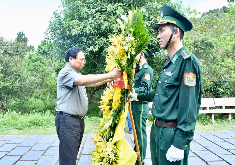 范明正总理向武元甲大将敬上鲜花。