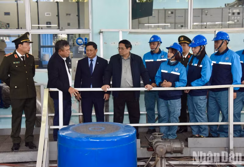 政府总理范明正看望河内清洁水公司安负水厂工作人员。 政府总理范明正看望河内清洁水公司安负水厂工作人员。
