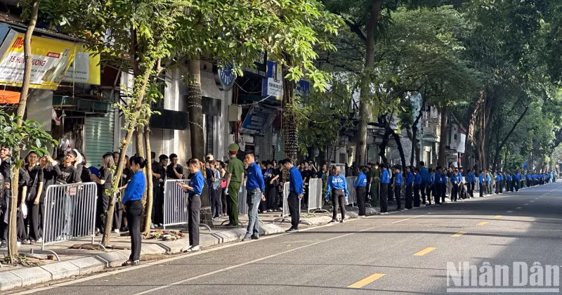 自愿者为各团体和人民吊唁阮富仲总书记提供支持和服务。