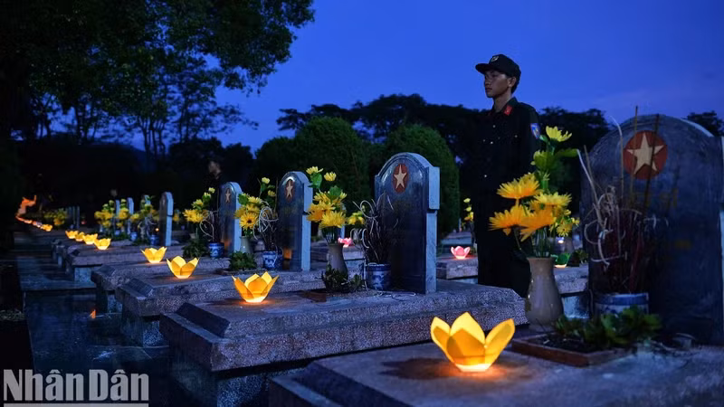 2024年7月26日，在奠边府点燃蜡烛，向英雄烈士表达知恩之心。