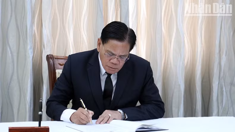老挝驻柬埔寨大使Buakeo Phumvongsay在吊唁簿上留言。