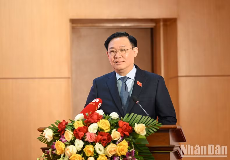 国会主席王廷惠向《人民代表报》社和越南国会电视台致以新年祝福。