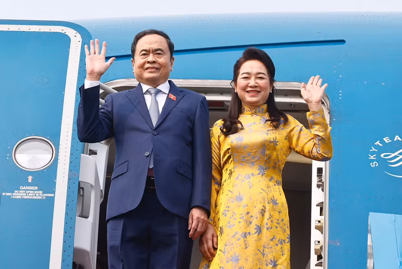 国会主席陈青敏和夫人启程出席各国议会联盟第150届大会并对亚美尼亚共和国和乌兹别克斯坦共和国进行正式访问。（图片来源：quochoi.vn）