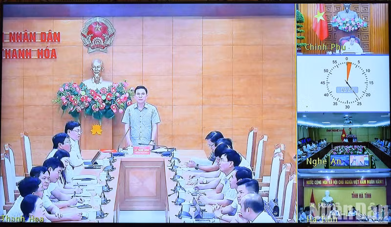 清化省省委书记杜仲兴通过视频方式发表讲话。