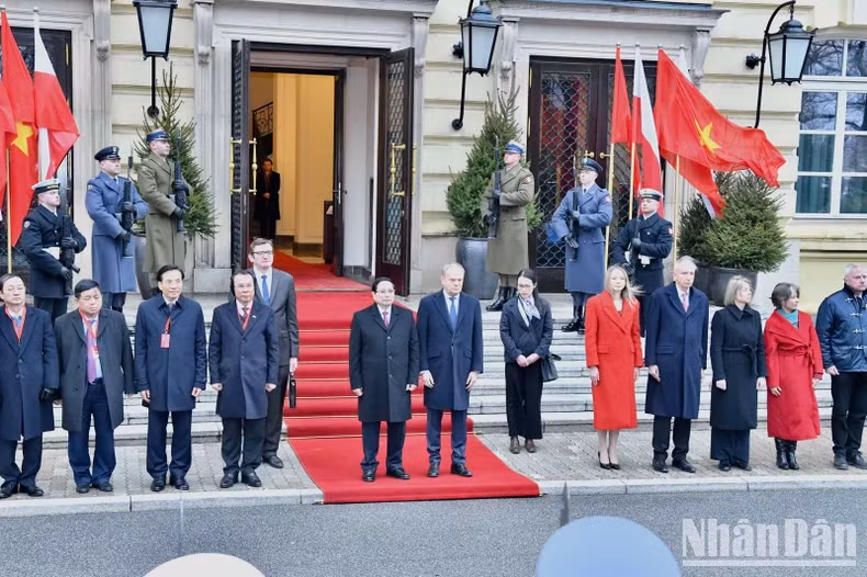 波兰总理唐纳德·图斯克和范明正总理出席欢迎仪式。