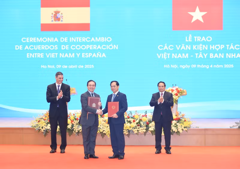 越南政府总理范明正和西班牙首相佩德罗·桑切斯见证越南外交部和西班牙外交、欧盟与合作部关于政治磋商的合作备忘录，越南外交学院与西班牙外交学院之间的合作备忘录移交仪式。