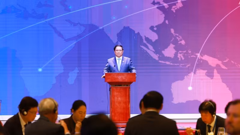 范明正总理发表讲话。