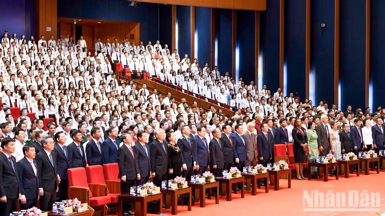 各位代表向国旗敬礼。