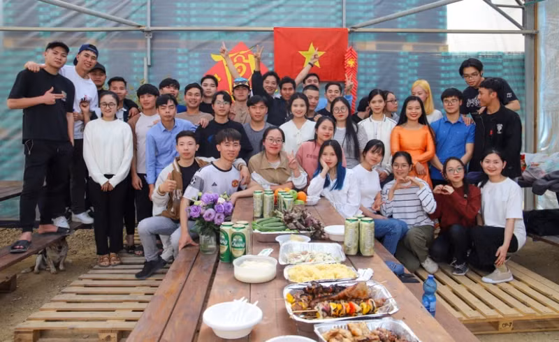 在以色列南部的越南实习生共迎新春佳节。（图片来源：越通社）
