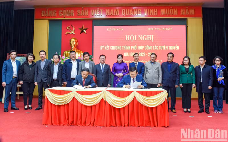 《人民报》社代表与太原省省委代表签署2023-2025年阶段媒体合作计划。