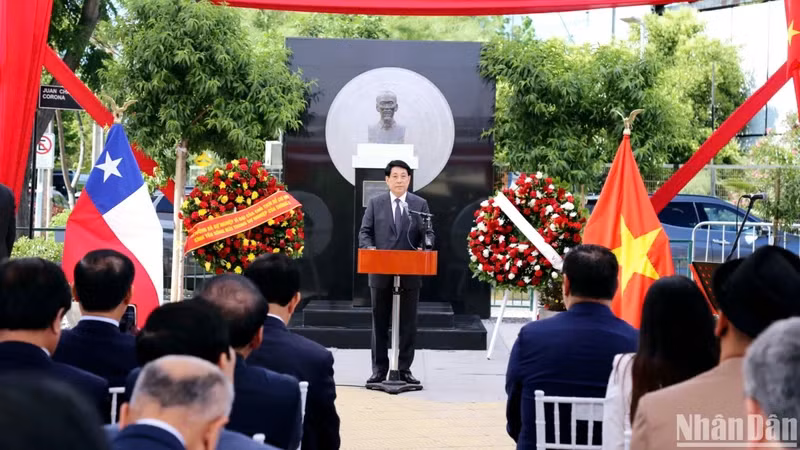 国家主席梁强在设在智利首都圣地亚哥的胡志明主席塑像敬献花圈并发表讲话。