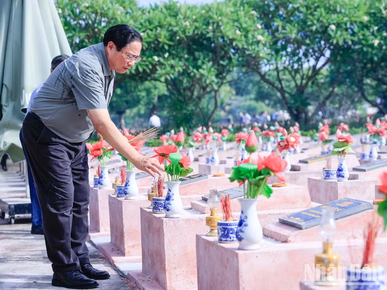 范明正总理在巴坡（Ba Dốc）烈士陵园向各位英雄烈士敬香。