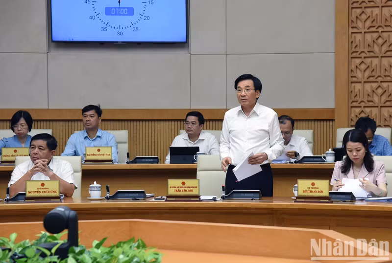 政府办公厅主任阮文山部长发表讲话。
