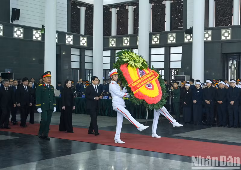 国家主席梁强率领代表团前来吊唁阮决大将。