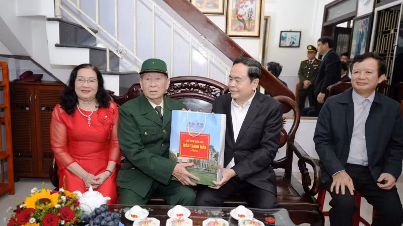 国会主席陈青敏向革命有功者赠送礼物。 国会主席陈青敏向革命有功者赠送礼物。