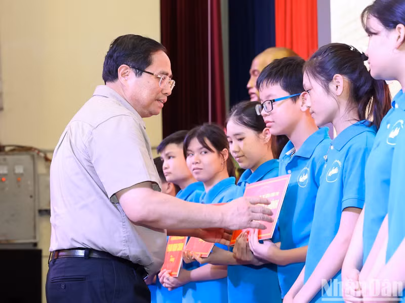 范明正总理向赫尔曼·格迈纳私立中学学生颁发奖学金。 范明正总理向赫尔曼·格迈纳私立中学学生颁发奖学金。