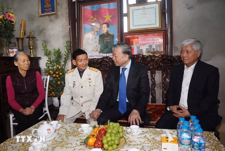 苏林总书记向人民武装力量英雄丁国防致以新年祝福。