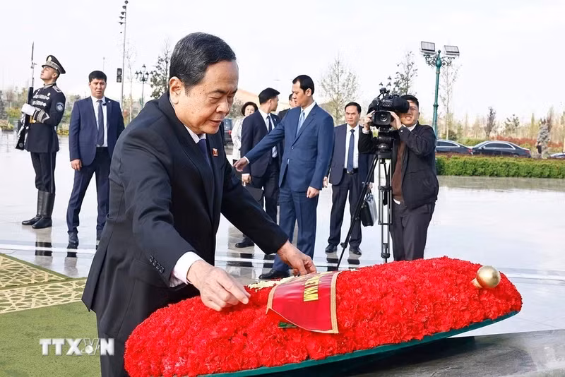 国会主席陈青敏在独立纪念碑献花。