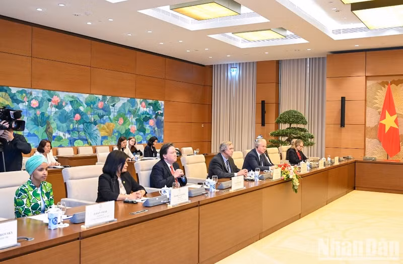 美国国会议员代表团与会。