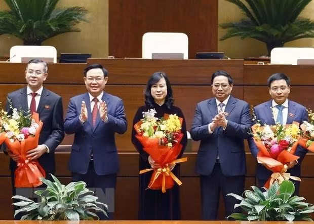 国会主席王廷惠和政府总理范明正祝贺交通运输部部长阮文胜，国家审计署副审计长吴文俊，卫生部代部长陶红兰。（图片来源：越通社）