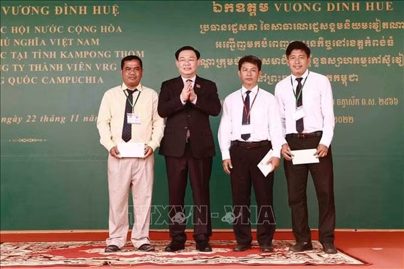 国会主席王廷惠向企业代表赠送礼物。
