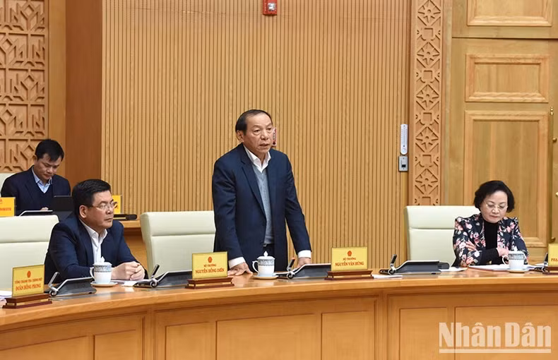 文化体育与旅游部部长阮文雄发表讲话。