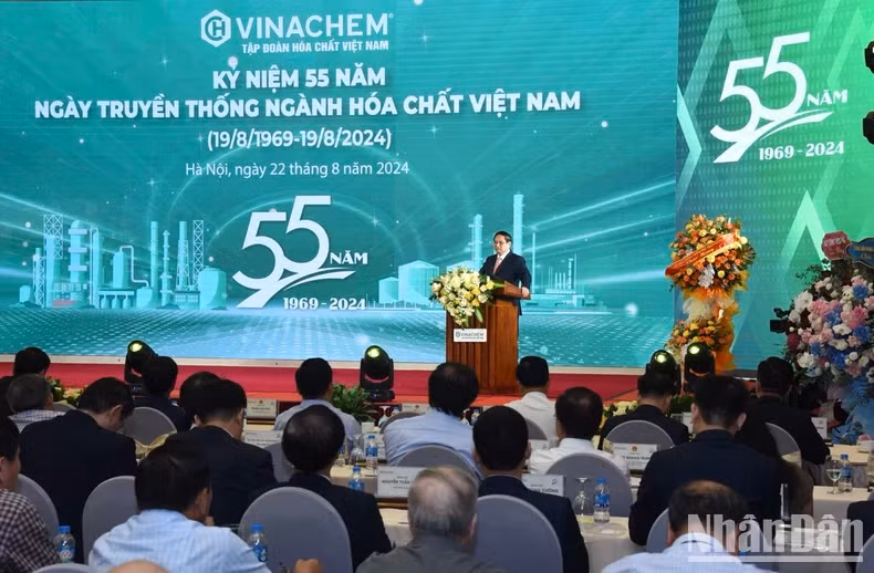 范明正总理在越南化工总局成立55周年庆典上发表讲话。