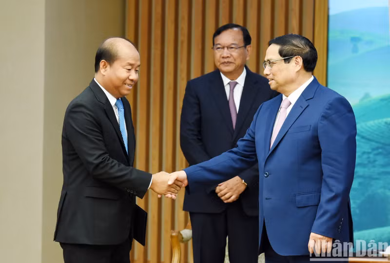 越南政府总理范明正会见柬埔寨人民党中央外委会主席布拉索昆一行。