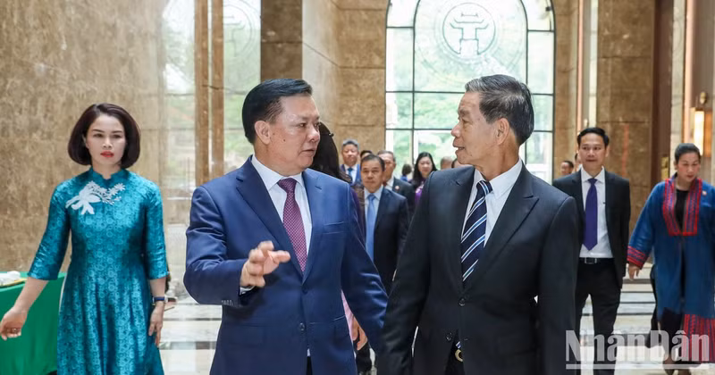 河内市市委书记丁进勇会见老挝建国阵线中央委员会主席辛拉冯·库派吞。