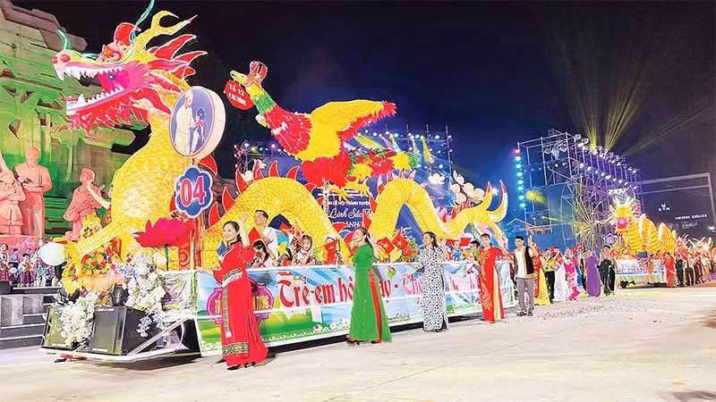 宣光省街道在中秋节之夜。