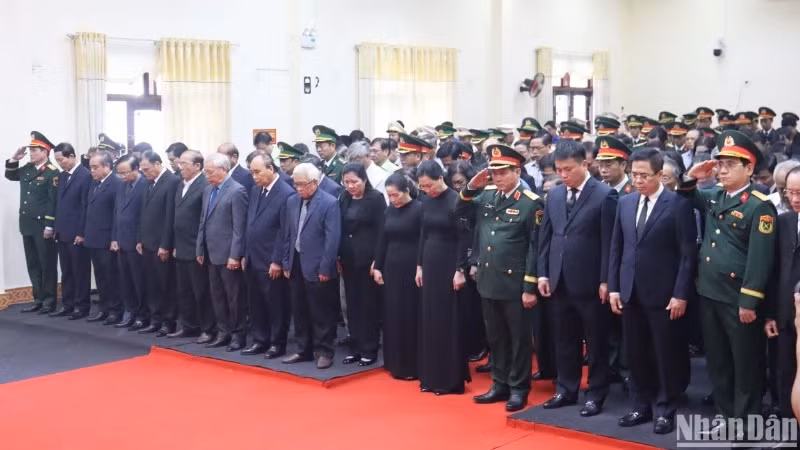 各位代表默哀一分钟，悼念原国家主席陈德良。