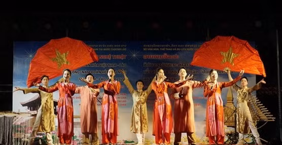 “越南香色和越老友谊之情”艺术活动的表演节目。（图片来源：越通社）