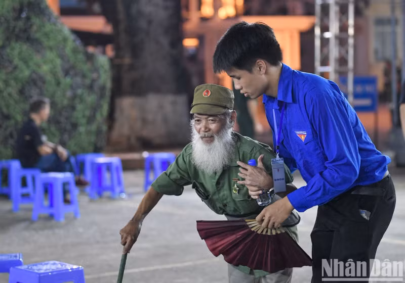 青年自愿者为老战士提供帮助。
