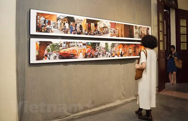 参观者欣赏展位上的作品。（图片来源：越通社）