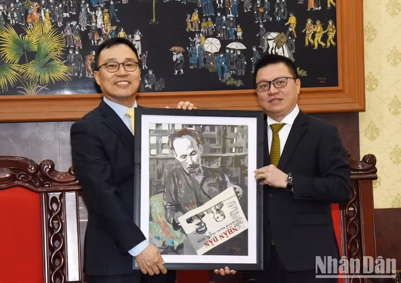 《人民报》社总编辑黎国明向韩国驻越南大使崔英三赠送纪念品。