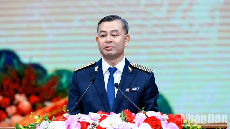 越南国家审计长吴文俊发表讲话。